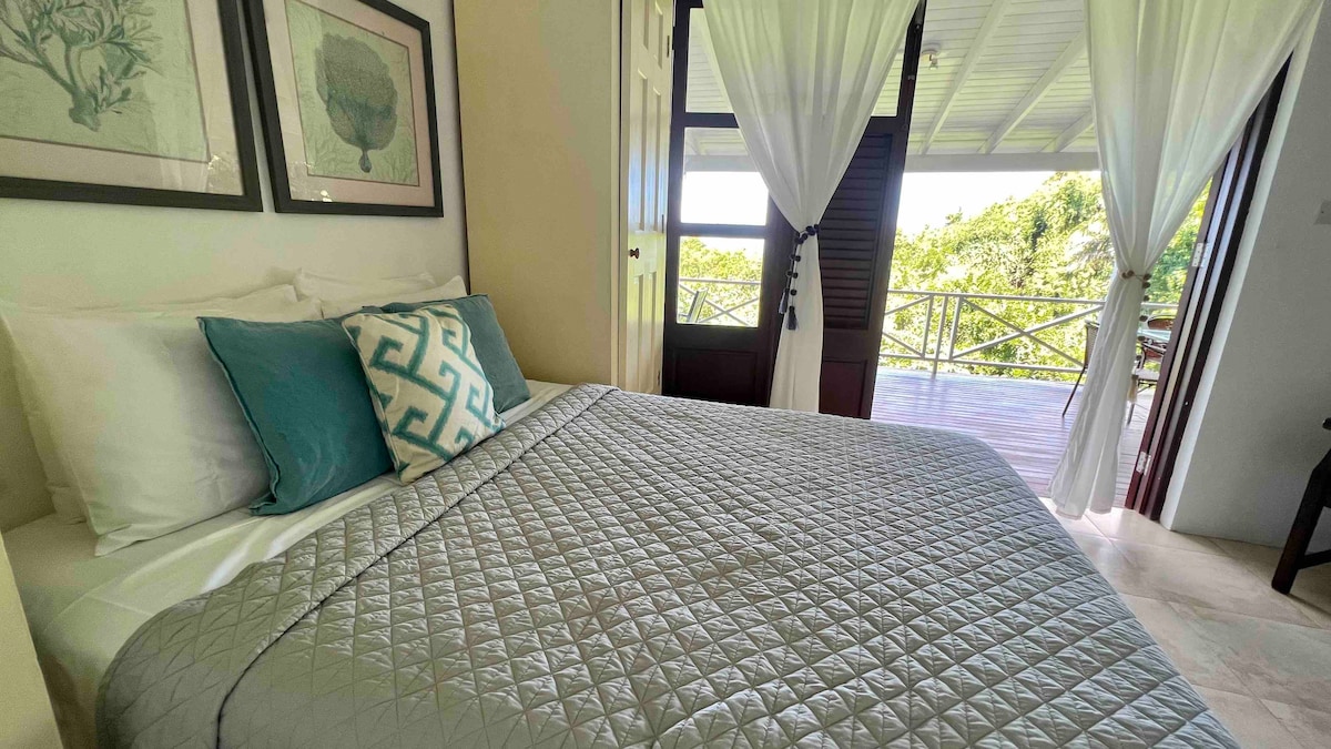 AG1主层标准双人海景，带阳台。
配有舒适的枕头和柔软的床单、空调和吊扇。