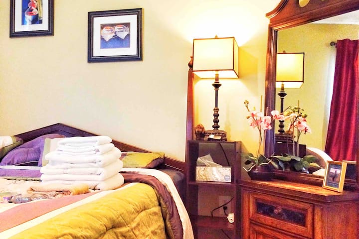 Bedroom/separate entrance in a quiet neighborhood.