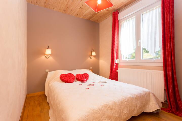 غرفة مربية هادئة جدًا تطل على الجزء الخلفي من الحديقة والغابة