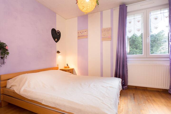 غرفة فراشات هادئة جدًا تطل على الجزء الخلفي من الحديقة والغابة