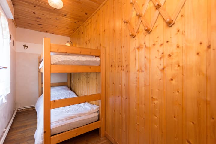 غرفة نوم للأطفال بها أسرّة بطابقين 70 سم × 190 سم