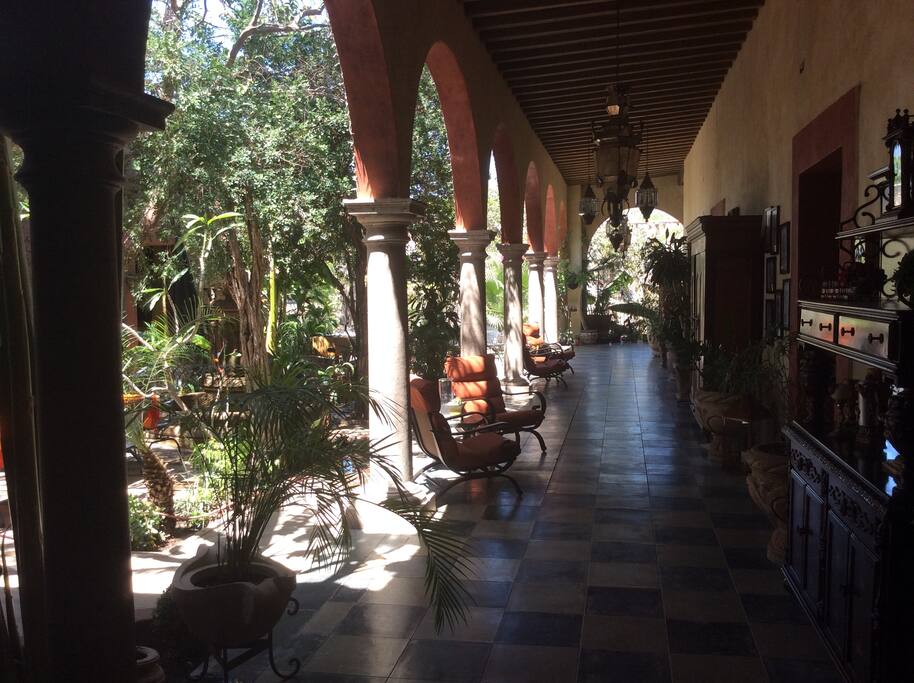 Se encantará recorrer este portal con vista al jardín interior. Arches of the indoor garden.