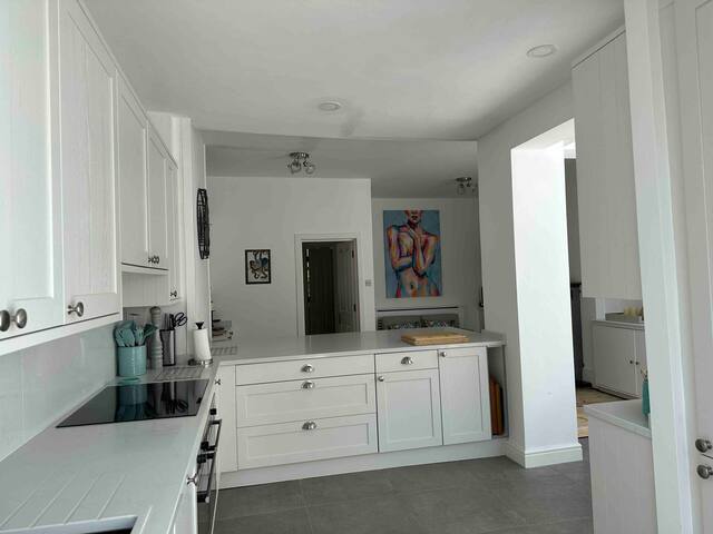 Beautiful home close to Tube, Wimbledon Tennis gallery image 2