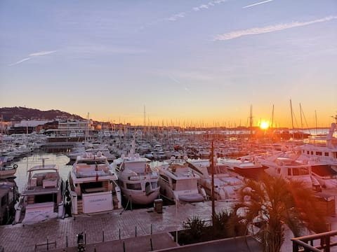 Successful Airbnb property: Apartment on the old harbor in Cannes