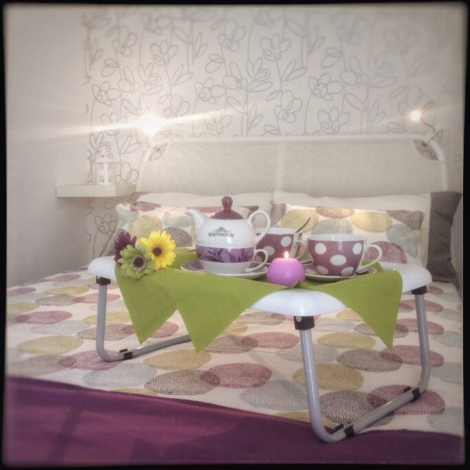 Camera matrimoniale: Letto Francese - particolare. Stupite la vostra compagna durante il soggiorno... Portatele la colazione a letto!!l