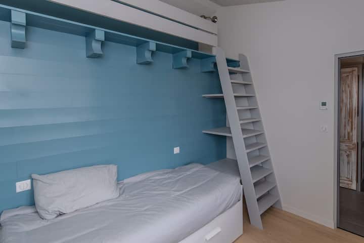 ห้องนอน 4 พร้อมเตียงเสริม 2 เตียงบนชั้นลอย