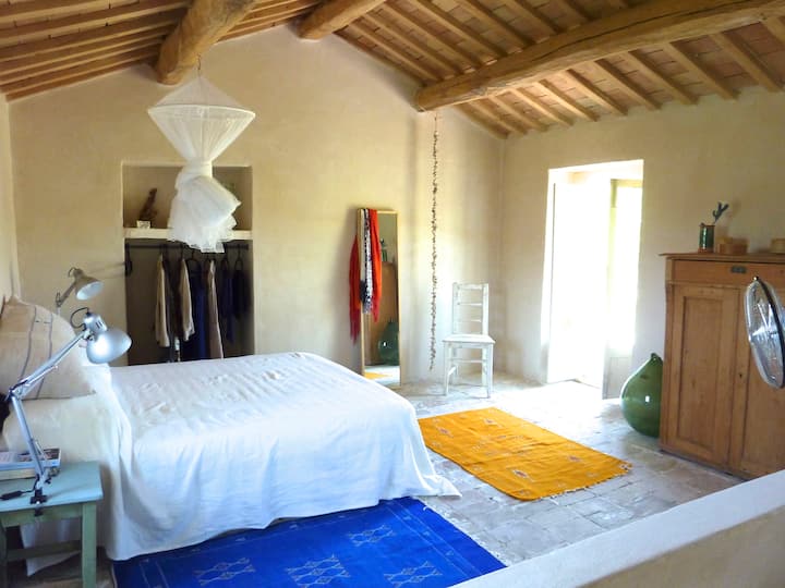 Dormitorio fresco, luminoso y espacioso con cama tamaño king.