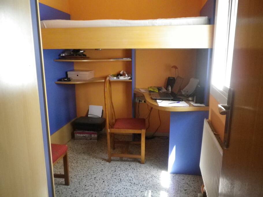 Esta es la habitación que alquilo. Cama individual en alto.