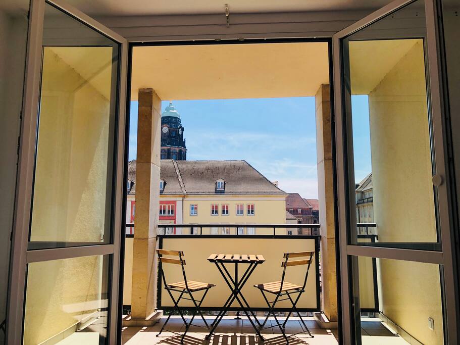 Balkon mit Sitzecke und Blick auf Rathaus und und Kreuzkirche