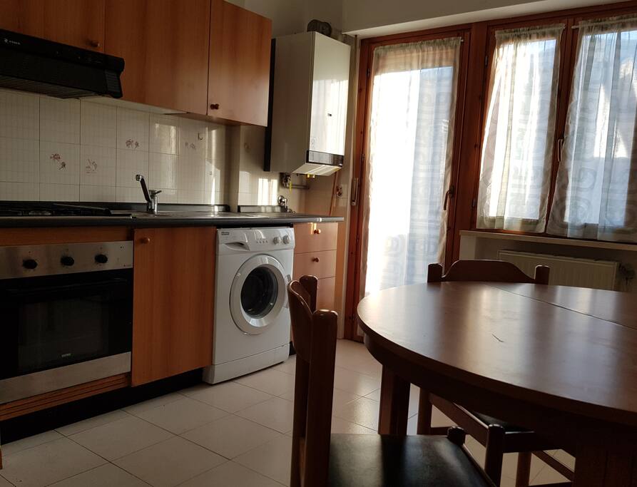 Soggiorno con angolo cottura e divano letto