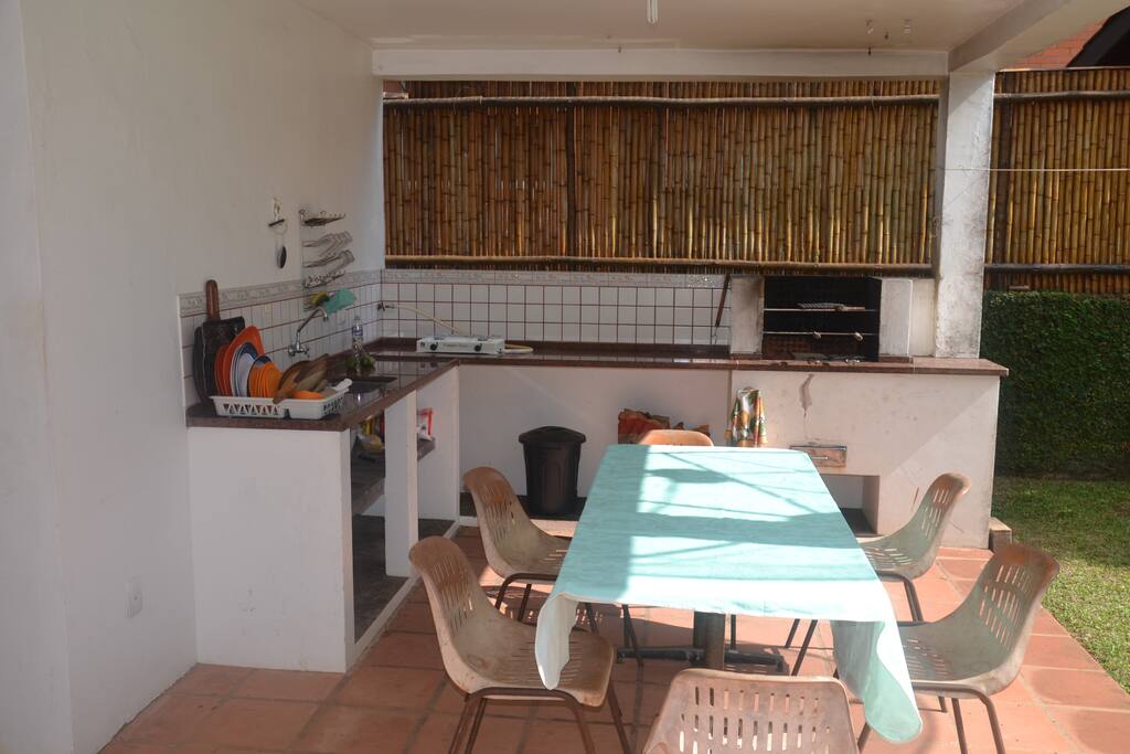 Área de churrasco na parte de trás da casa