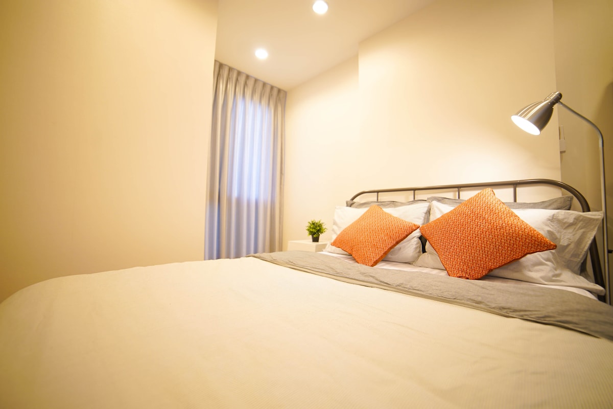 Bračni krevet s udobnim madracem.
*** Ažuriranje vrste zamračenja zavjese je listopad 2022.***