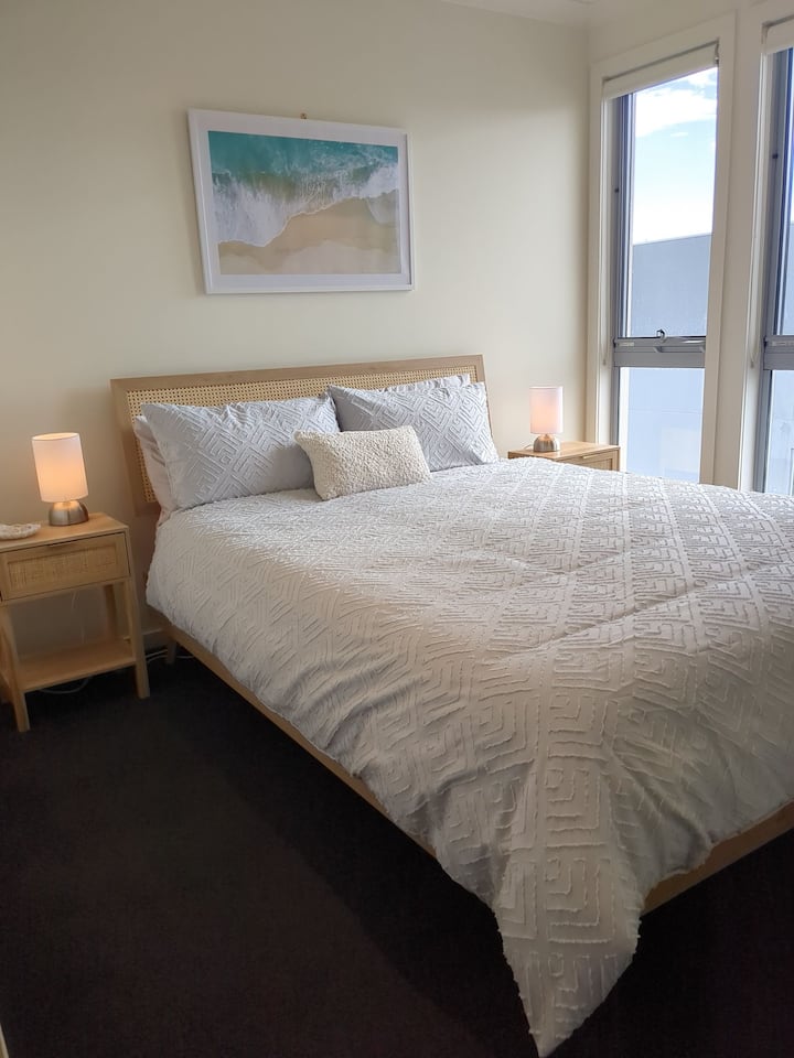 Habitación principal con baño privado.