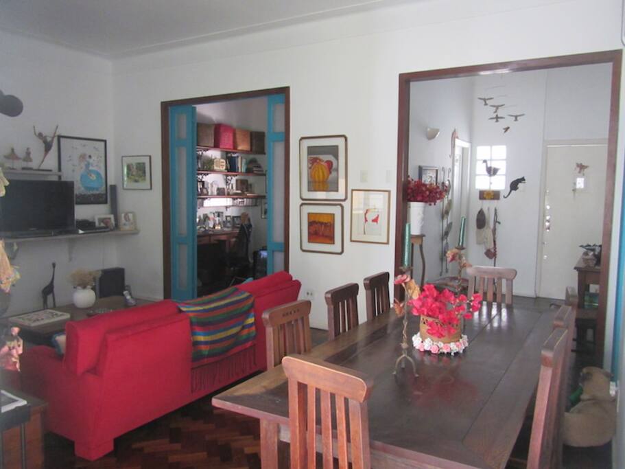 Sala com mesa de jantar e hall de entrada