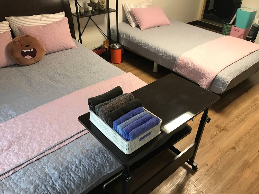 ONE QUEEN BED+ ONE SUPER SINGLE