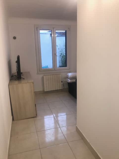 Top performing Airbnb: Small studio METRO PARILLY/LIMITE LYON8 VÉNISSIEUX in Vénissieux