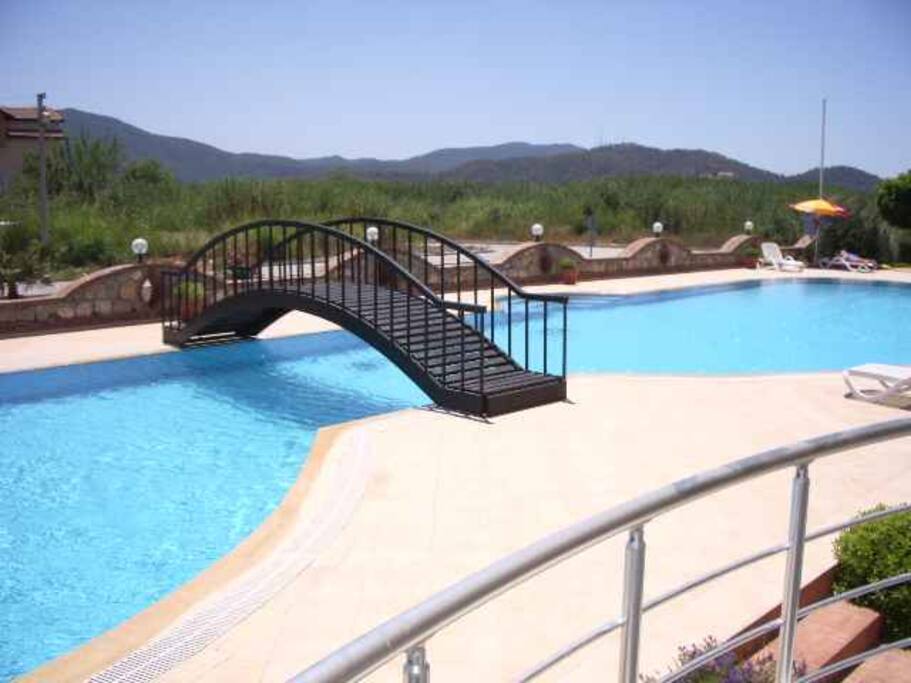 Большой бассейн + детский бассейн( огорожен )
Big pool + secured kids pool
