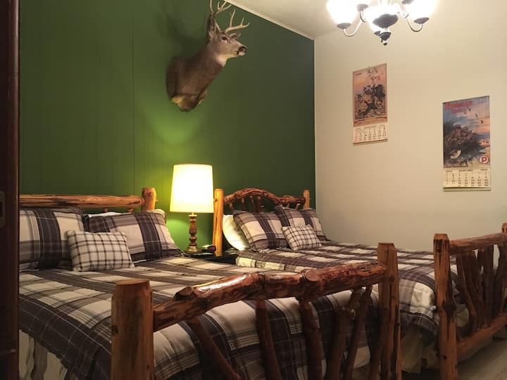 เตียงใหญ่ 2 เตียงอ่างอาบน้ำตรงข้ามห้องโถง