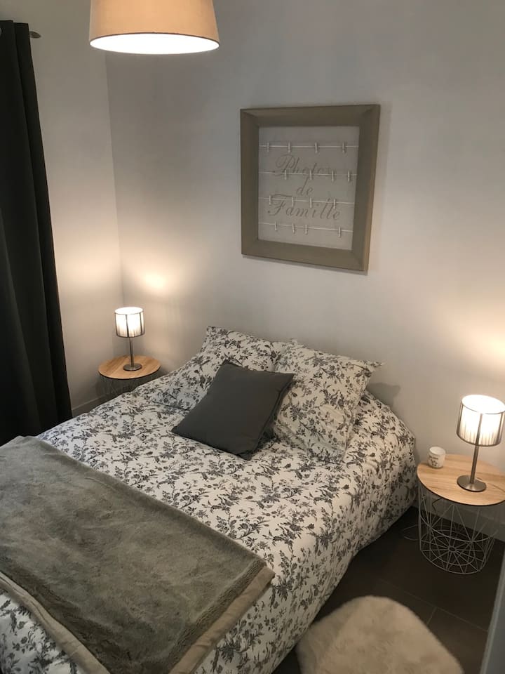 chumba cha kulala na kitanda mara mbili