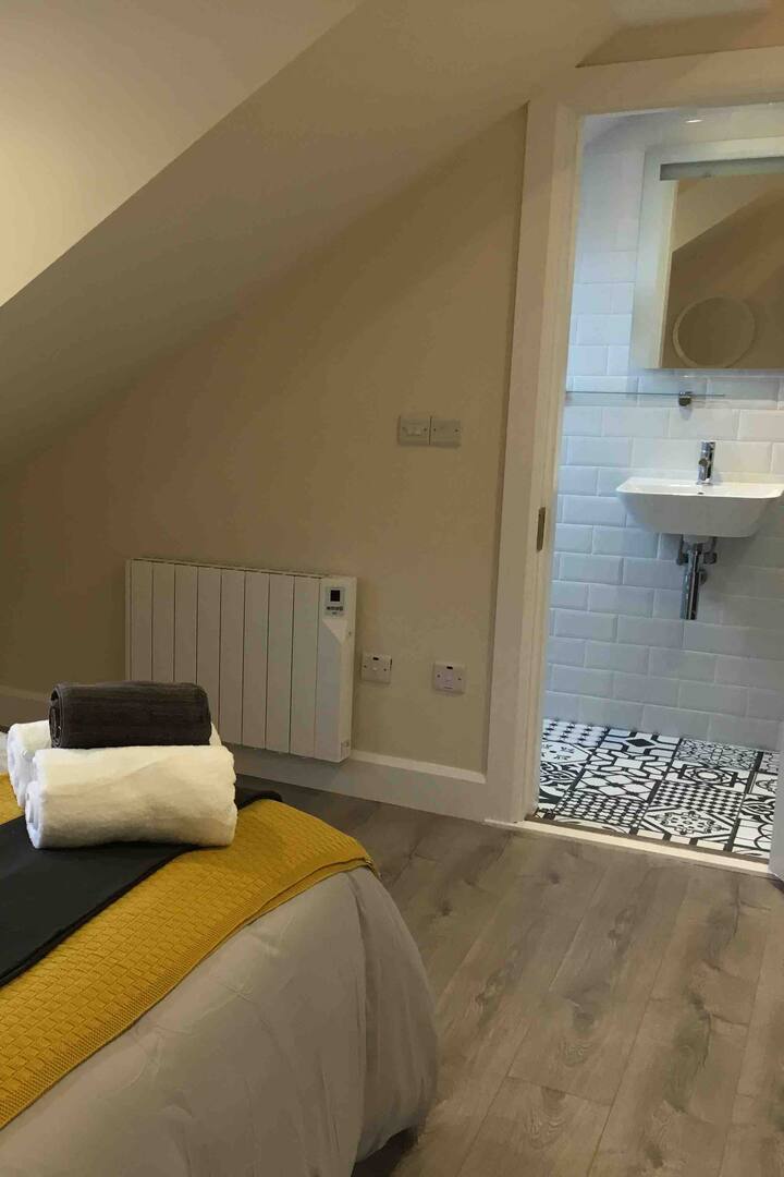 Bedroom 2 (en-suite)