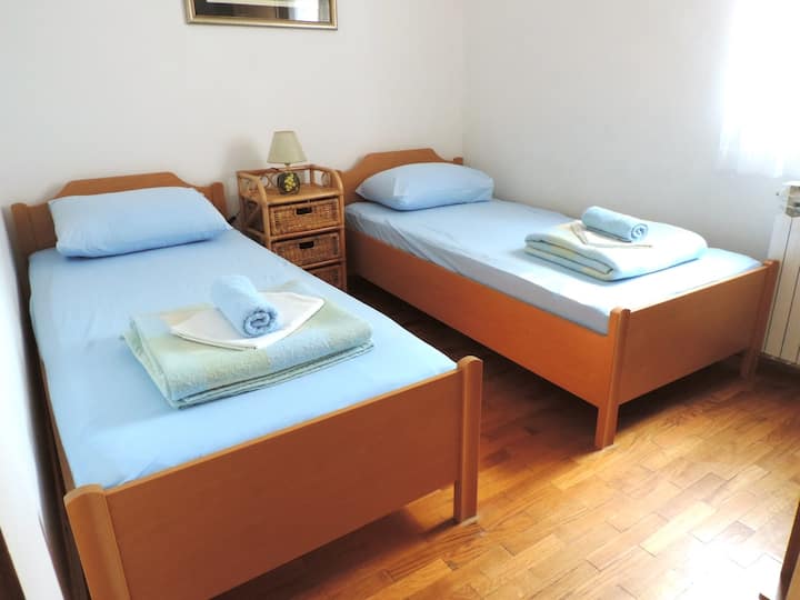 غرفة نوم بسريرين فرديين