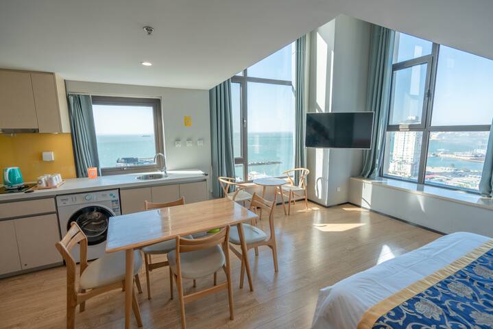 【空中海景小别墅】 暖气开放180度蔚蓝海景高端复式双卫六人间，每日打扫，24小时前台服务