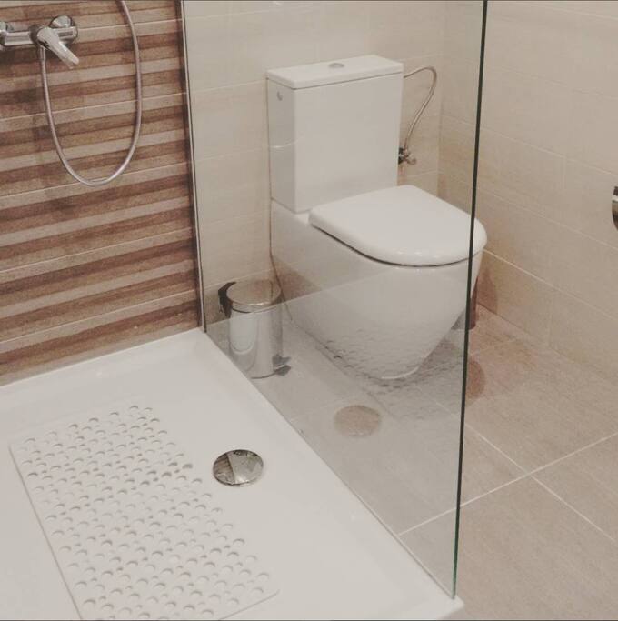 Zoe's ensuite bathroom.