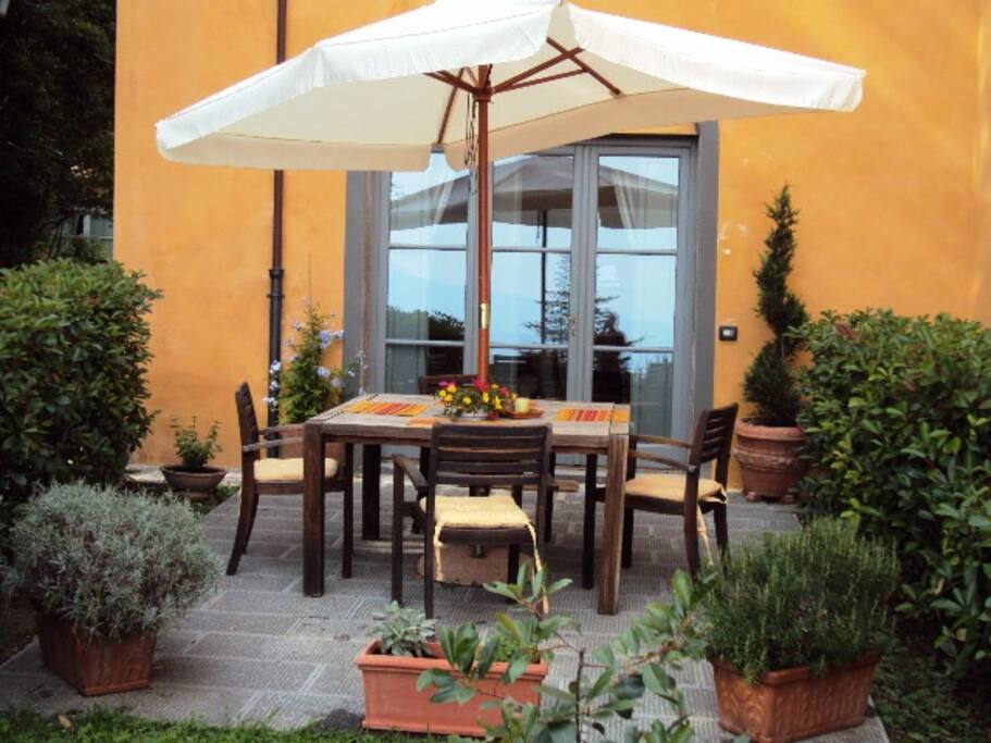 Private stone garden with teak table for casual dining