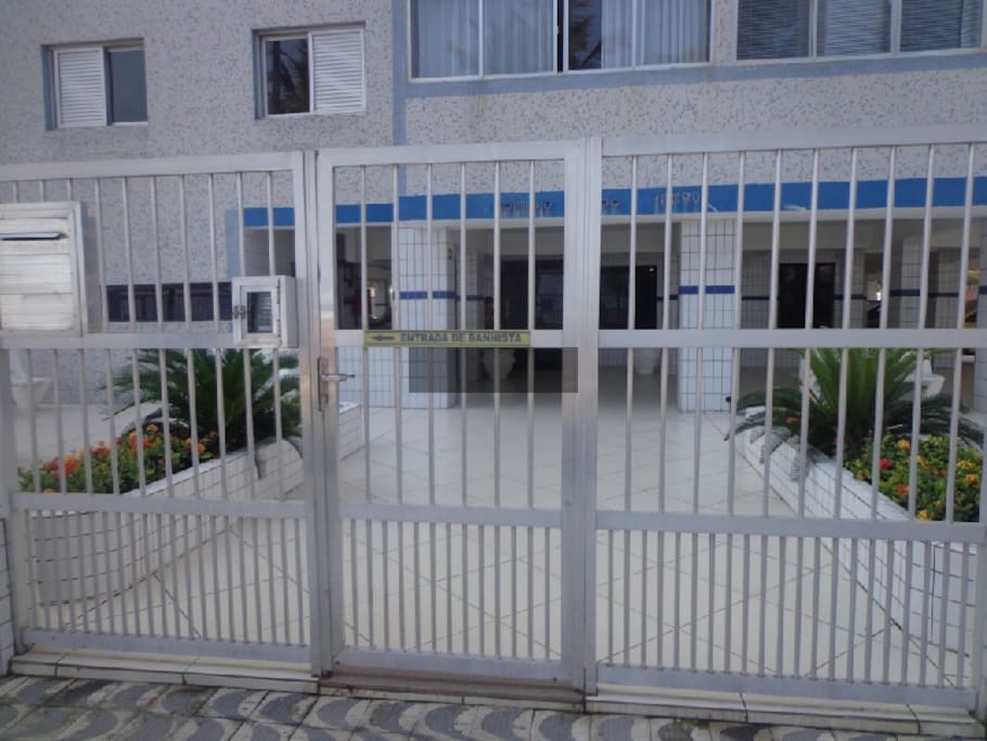Entrada do prédio.