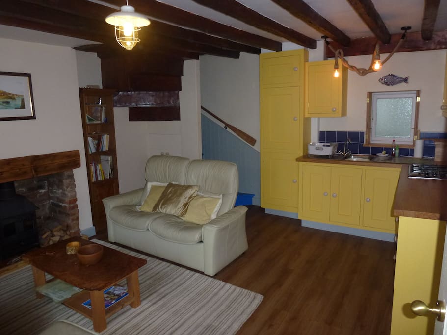 Open plan kitchen and lounge.