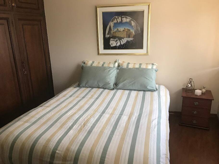 Un dormitorio con cama de dos plazas
