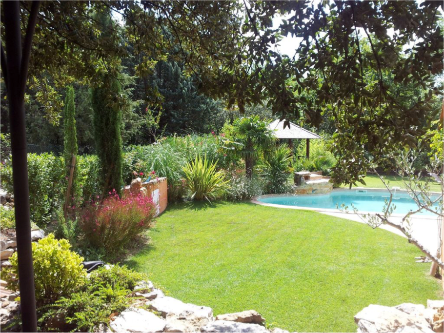 Jardin depuis la terrasse en bois