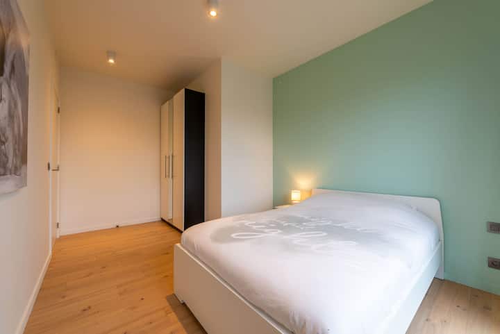 Კეთილი იყოს თქვენი მობრძანება ჩვენს მშვიდ საძინებელში, სადაც კომფორტი ყველა დეტალში შეესაბამება სტილს. Ფერთა დამამშვიდებელი პალიტრით, პლუშის თეთრეულითა და კარგად მოფიქრებული დიზაინით, ჩვენი საძინებელი განტვირთვისა და გაახალგაზრდავების საკურთხეველია. 