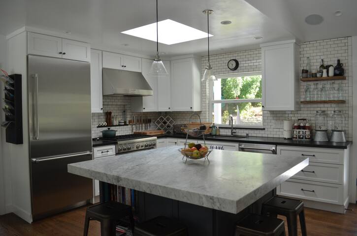 Los Gatos Villa: hot tub, sauna, pool, huge yard gallery image 4