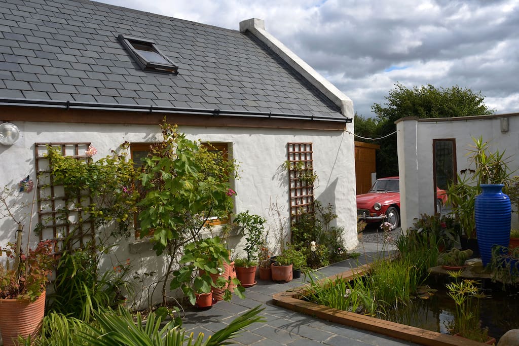 Bertra Beach Cottage Courtyard