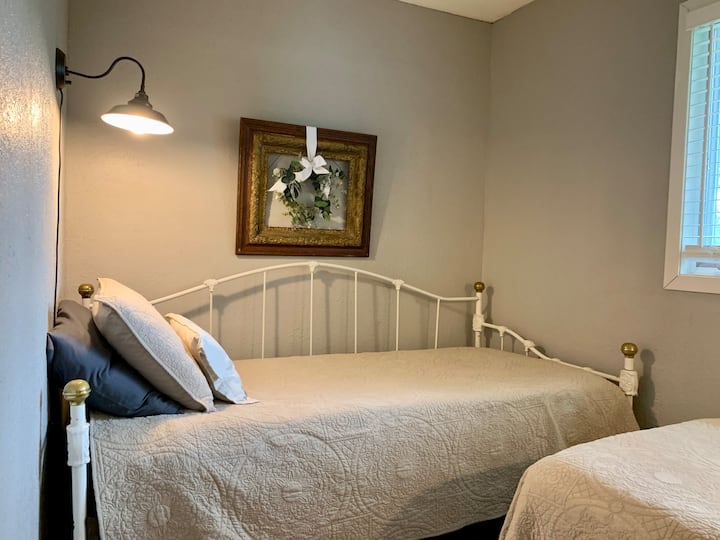 主楼层的第三间卧室有一张带轮床，作为两张单人床分开。 