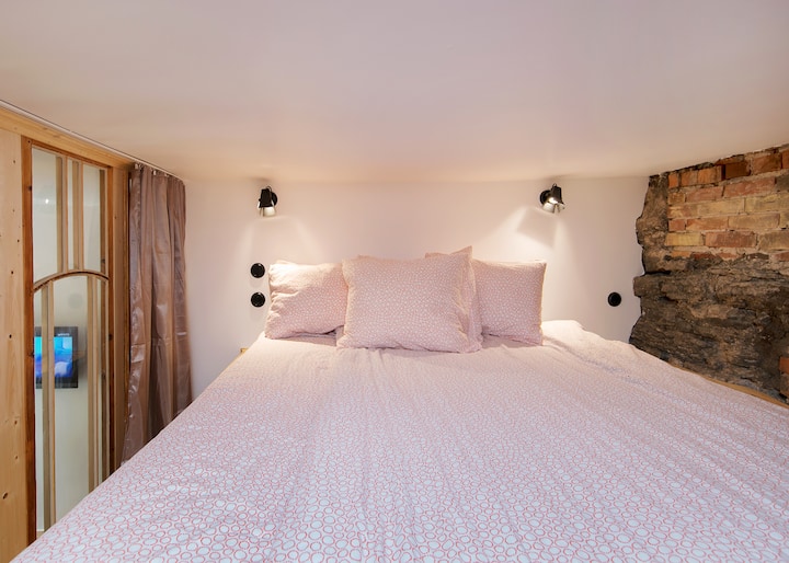 Slaapgedeelte met tweepersoonsbed  op de eerste verdieping