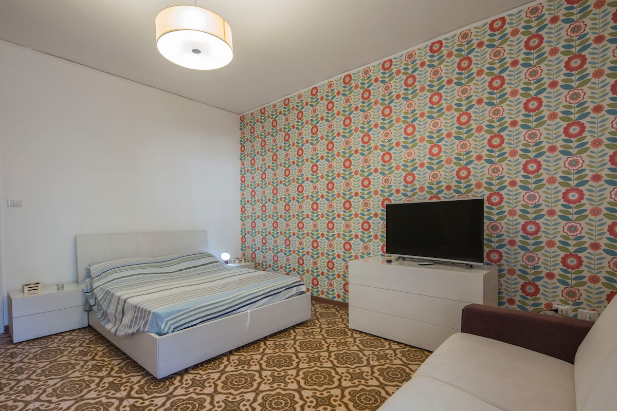 Primer dormitorio con TV y sofá cama