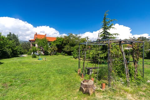 Top performing Airbnb: Homely Bright Family apt Juretic wifi A/C parking in Mjesni Odbor Drenova