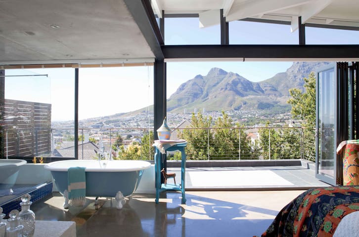 Views, pool, central, perfect.