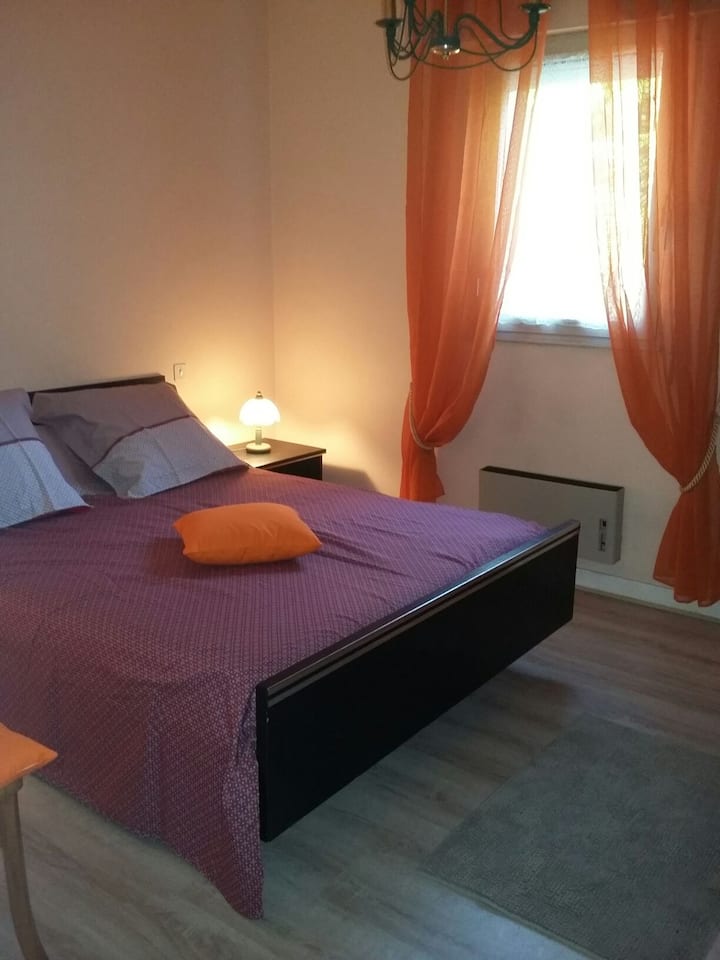 ห้องสวีทหลักอยู่ที่ชั้นล่างพร้อมห้องน้ำและห้องสุขาที่มีแสงแดดในตอนเช้า