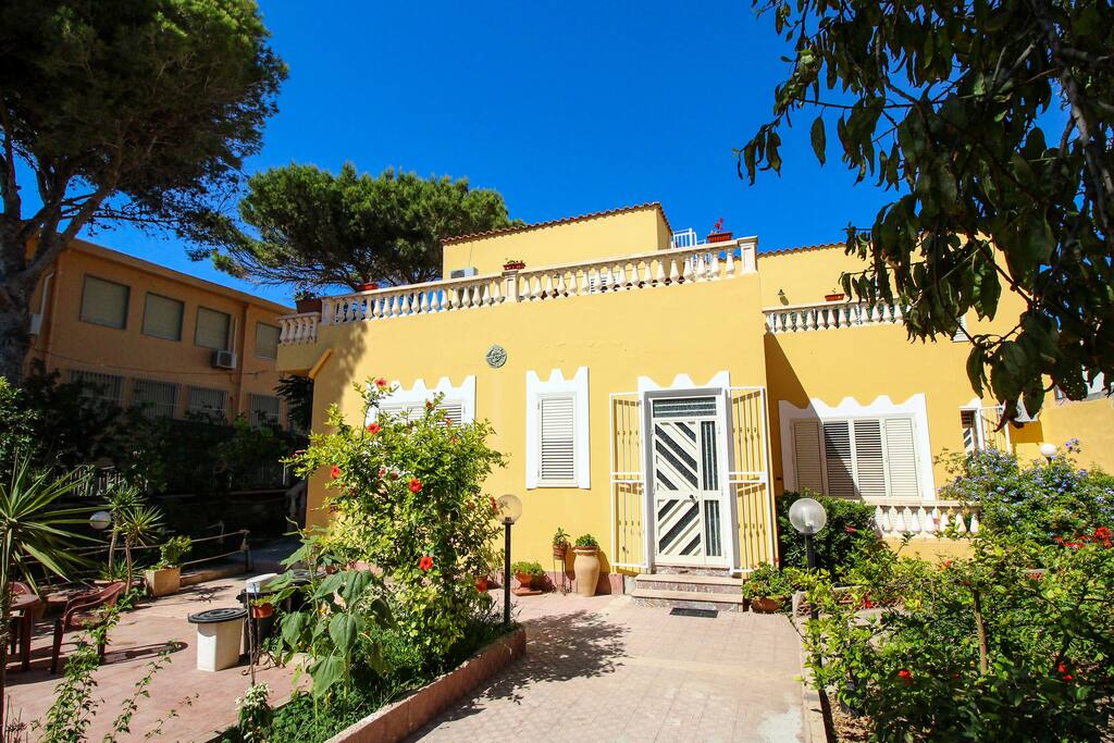 Prospetto frontale della Villa , al piano terra