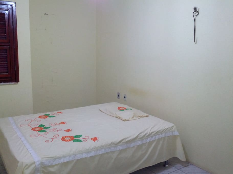 Quarto de casal como cama de casal tamanho padrão e suíte
