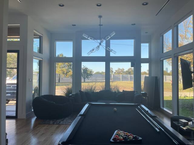 Gorgeous Modern 3-bedroom w/ Downtown Dallas View. gallery image 3