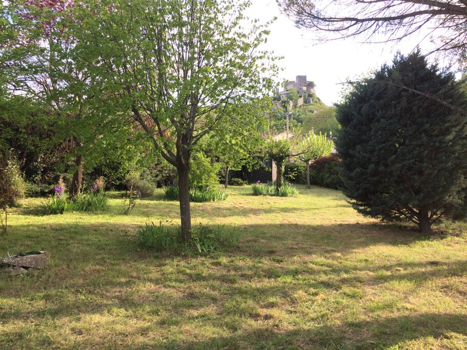 Une partie du jardin avec vue sur le château.