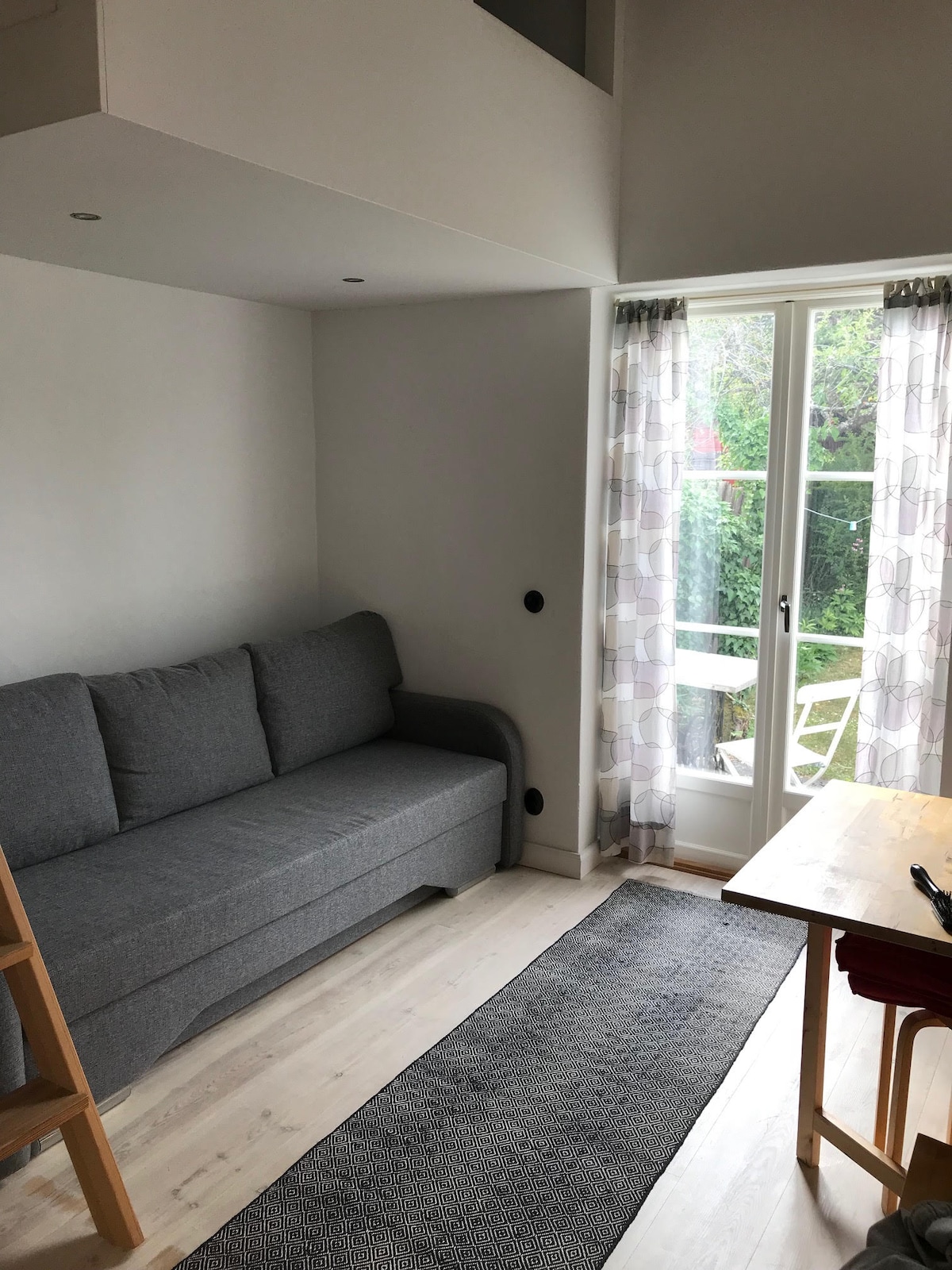 Slaapgedeelte met slaapbank en hoogslaper.