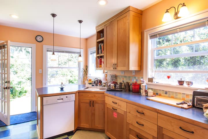 Cute Bungalow #1 - Near Light Rail - Seattle, WA