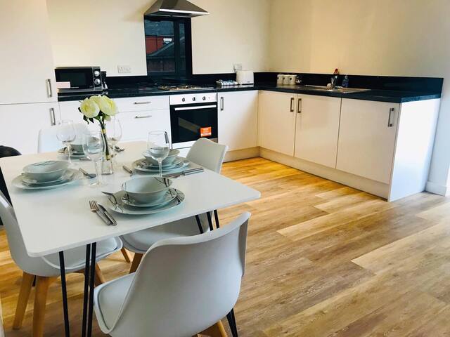 ♡♡♡ CHESTER CITY APT ♡♡♡ 
FREE PARKING ~ NEW!!