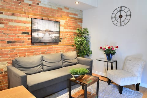 Top performing Airbnb: Top Location - 3 Full Bathrooms - 7 beds - Terrace in Le Plateau Mont Royal