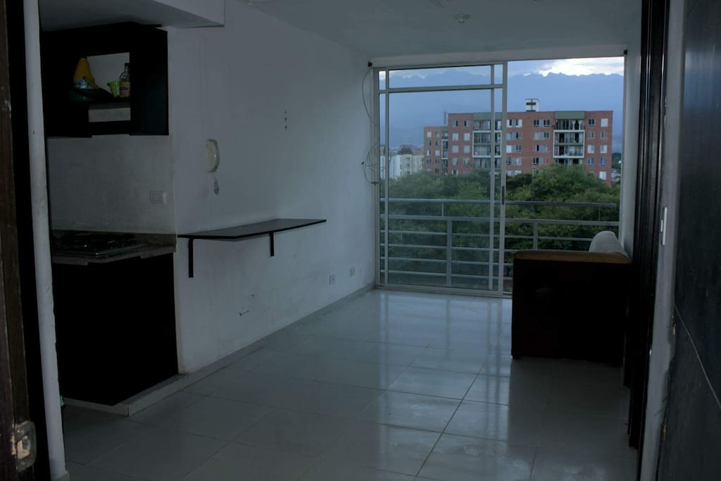 Es un apartamento con excelente vista, para disfrutar del atardecer caleño viendo el cerro de "pico de loro" y disfrutando el viento de la tarde.